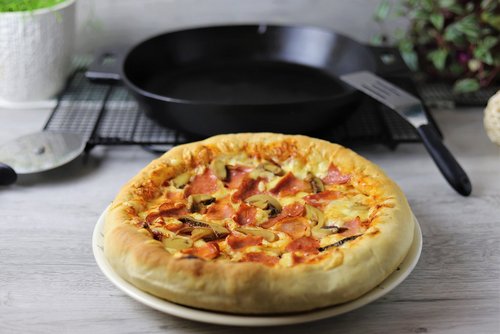 Pan Pizza mit Käserand in der gusseisernen Pfanne von Pampered Chef®