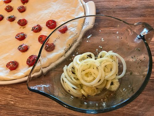 Focaccia mit Tomate und Zwiebel auf der "White Lady" von Pampered Chef®