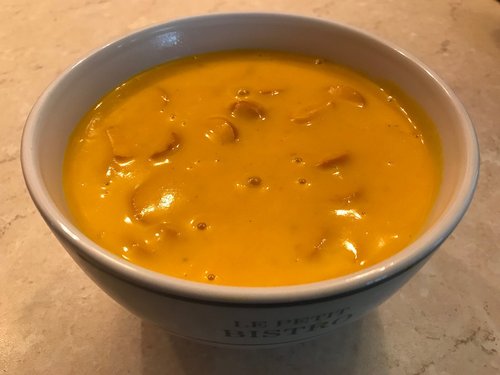 Kürbiscreme-Suppe mit Wiener Würstchen