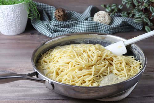 Spaghetti in Knoblauch-Käsesoße aus der Edelstahlpfanne von Pampered Chef®