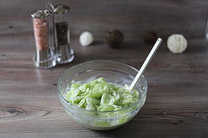 Gurkensalat in der mittleren Glasschüssel von Pampered Chef®