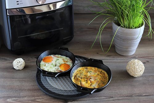 Eier mit Speck in den 14 cm gusseisernen Pfännchen im Deluxe Air Fryer von Pampered Chef®