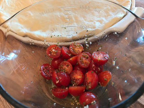 Focaccia mit Tomate und Zwiebel auf der "White Lady" von Pampered Chef®