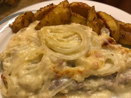 Zwiebel-Sahne-Schnitzel mit Kartoffel-Wedges im Grundset von Pampered Chef®