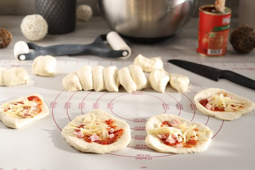 Gefüllte Pizzabrötchen auf der White Lady oder Ofenzauberer von Pampered Chef®