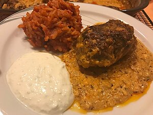 Bifteki in mediterraner Sauce aus der Ofenhexe von Pampered Chef®
