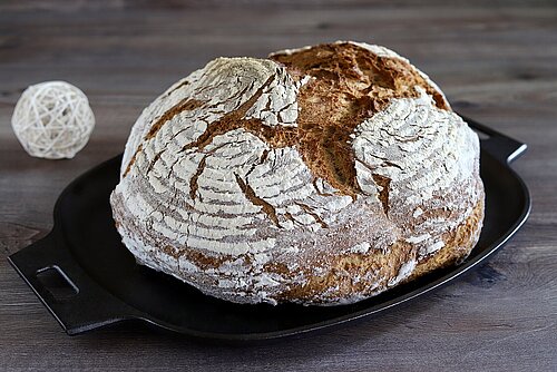 Bauernbrot XXL in der gusseisernen Bratpfanne flach