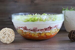 Schichtsalat in der großen Glasschüssel von Pampered Chef®