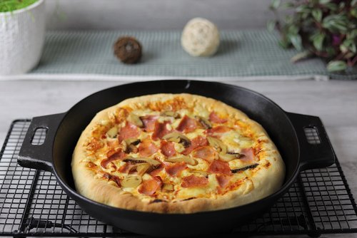 Pan Pizza mit Käserand in der gusseisernen Pfanne von Pampered Chef®