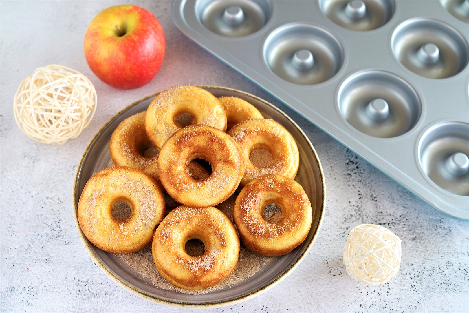 Apfelküchle oder Donuts in der Donutform von Pampered Chef
