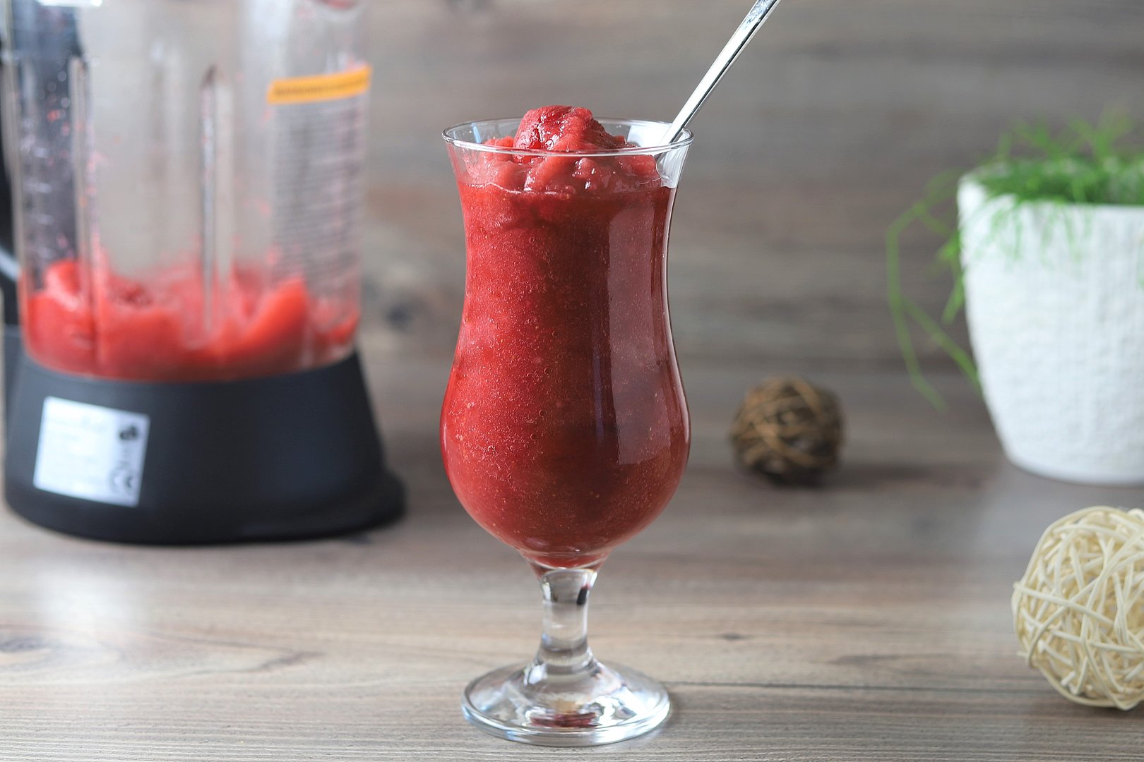 Erdbeerwein-Slushie im Deluxe Blender von Pampered Chef®