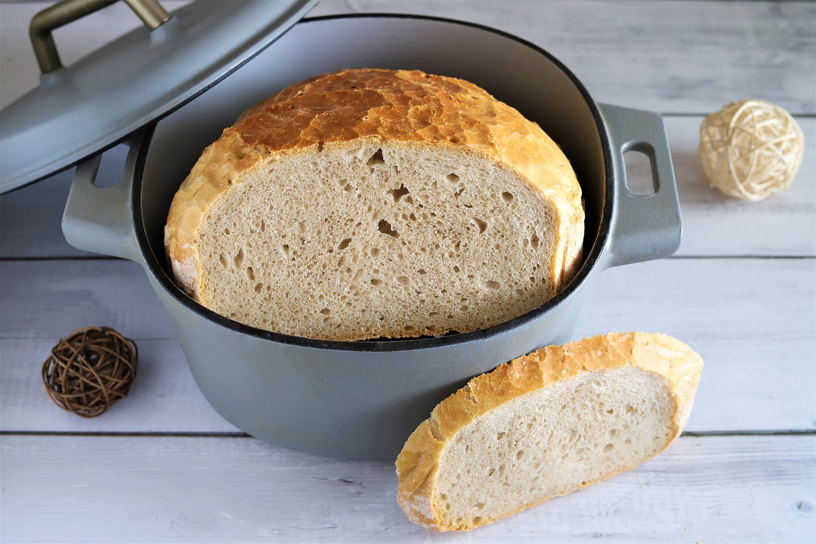 Oberländer Brot im 5,7 Liter emaillierten gusseisernen Topf