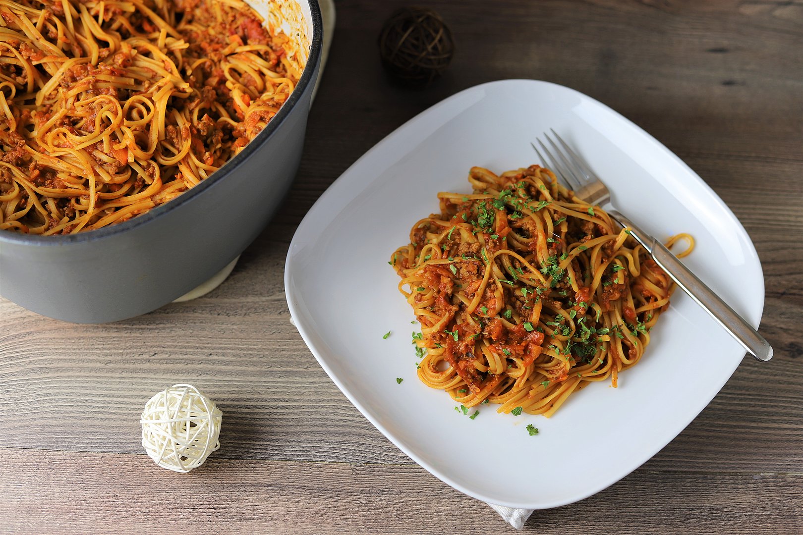 One Pot Spaghetti Bolognese im emaillierten gusseisernen Topf von Pampered Chef®